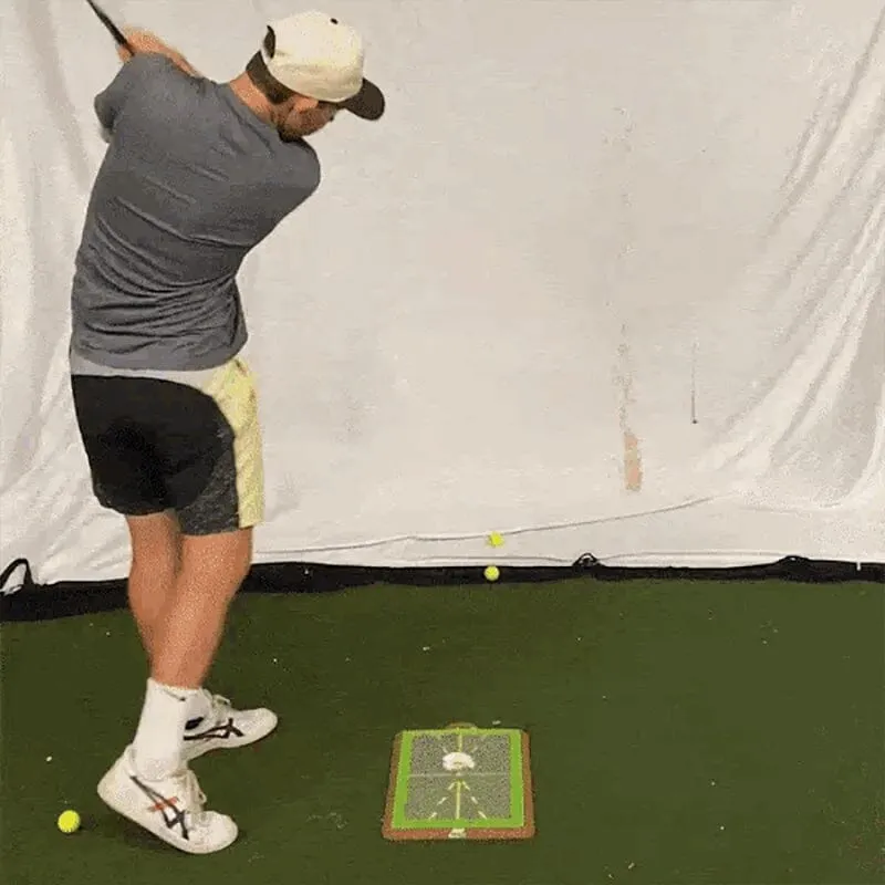 Golf training mat for better swing precision